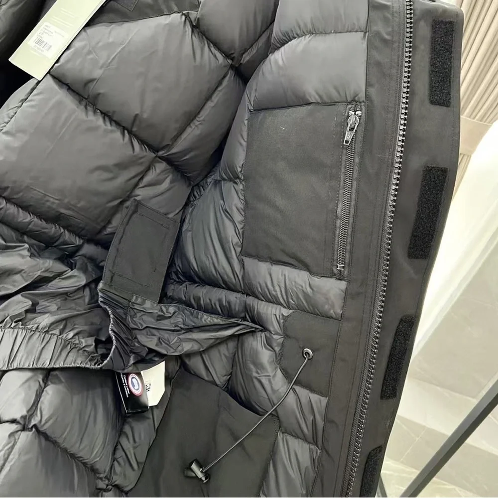 Canada Goose Men's Coat，Very comfortable to wear